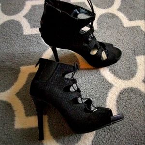 Women's semi new heels, black color in size 71/2med jennifer Lopez brand